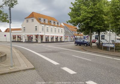 Kvindelig cyklist landede under bil i Havnegade i Korsør.