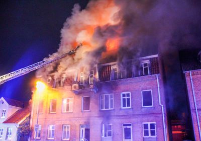 Beboere reddet ud med stiger under voldsom brand i etageejendom i Slagelse