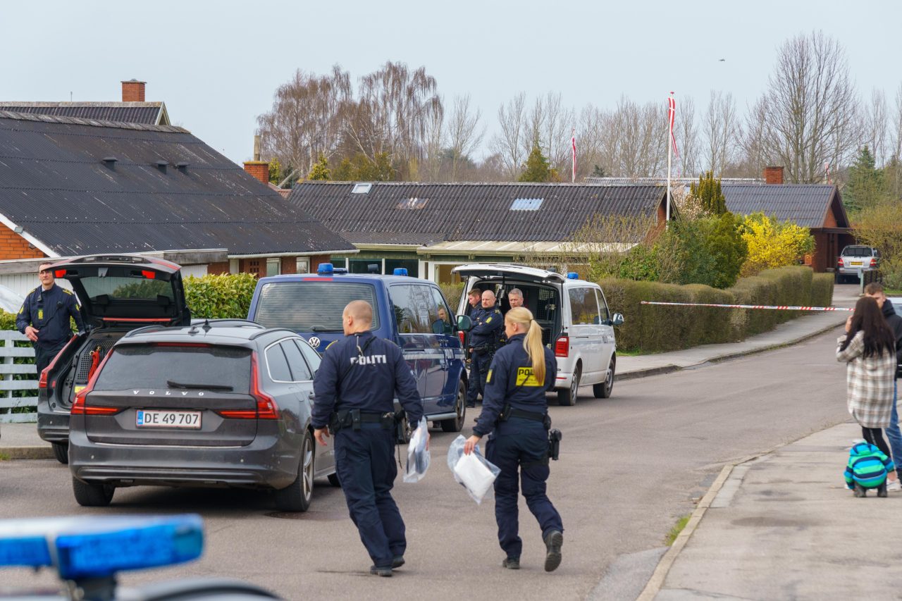 Politi og teknikkere ved Phillip West´s hus i Svenstrup ved Korsør.