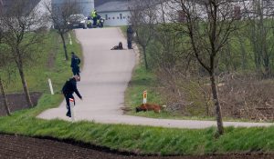 Politiet arbejder på stedet hvor den forsvundne 13-årige piges cykel blev fundet i Kirkerup.