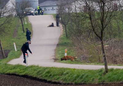 Politiet arbejder på stedet hvor den forsvundne 13-årige piges cykel blev fundet i Kirkerup.