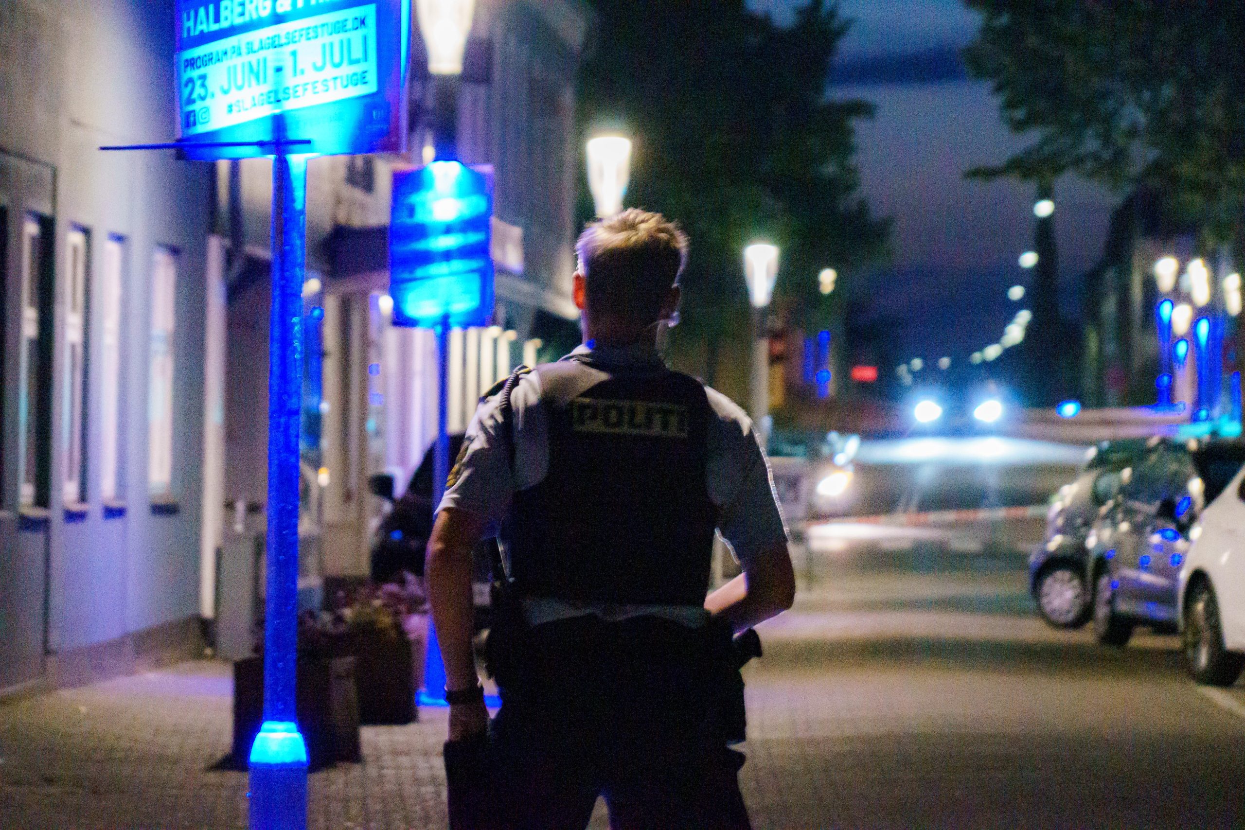 Politiet afspærrede Halsskovvej i Korsør efter hærværk mod klublokale.