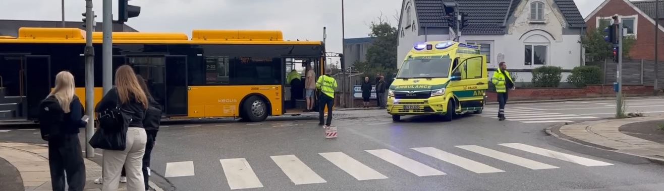 Traktor og bus kørte sammen i lyskryds i Korsør og spærrede trafikeret vej gennem byen.