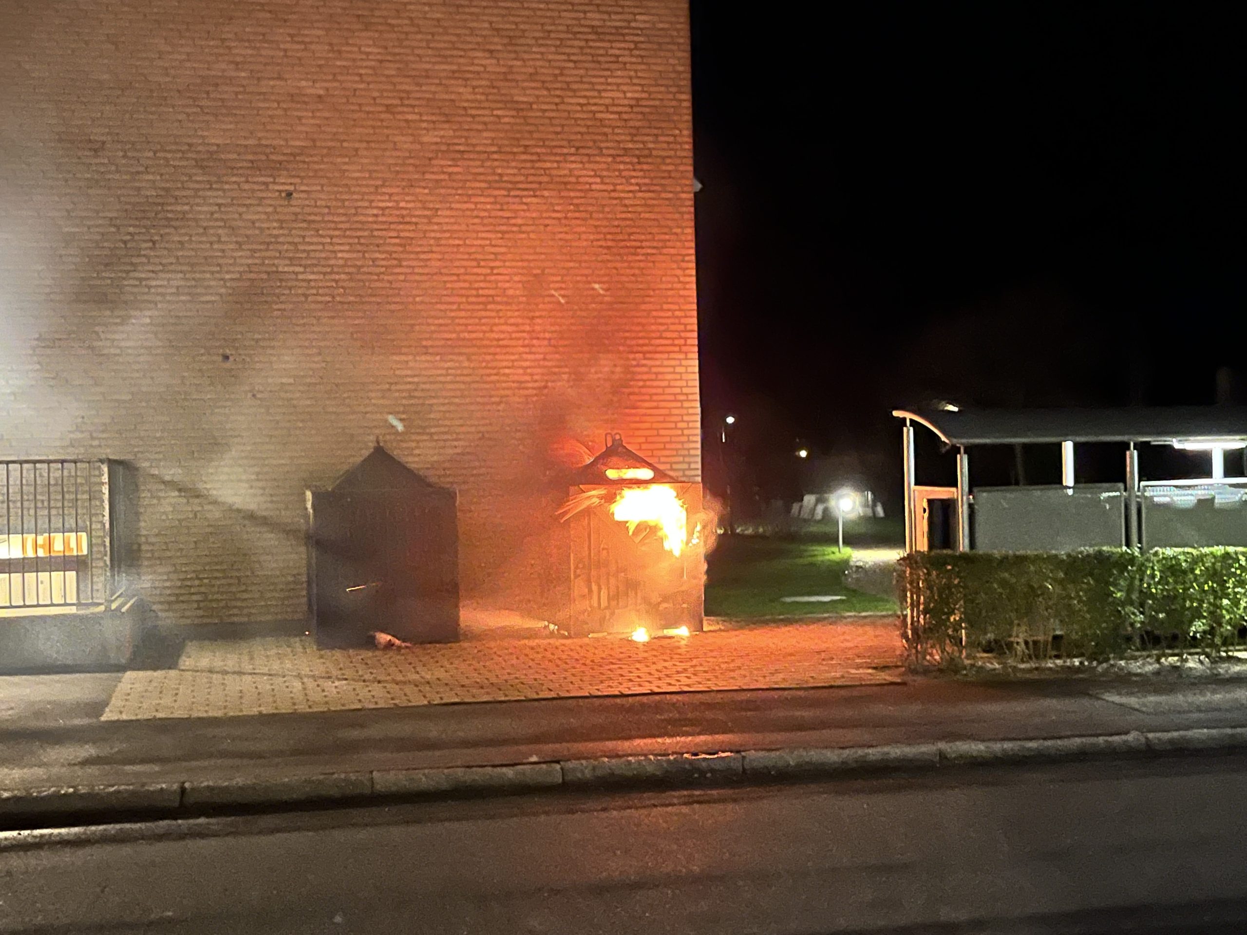 Aviscontainer stod i brand ved etageejendom i Korsør.