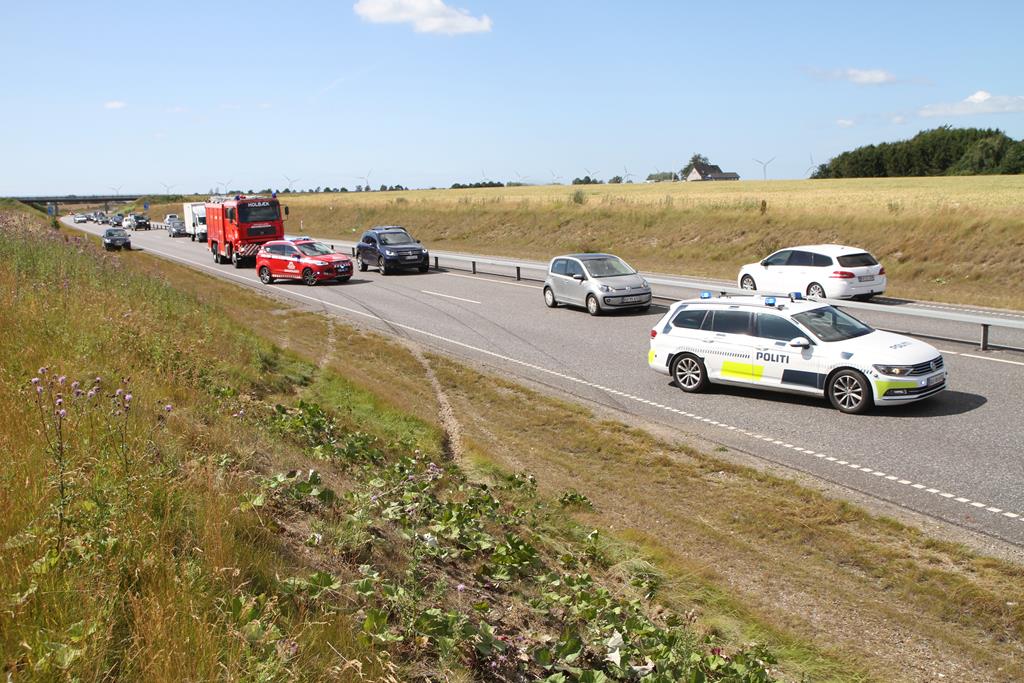 bil væltede om på taget