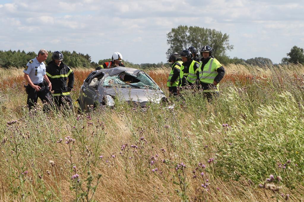 bil væltede om på taget