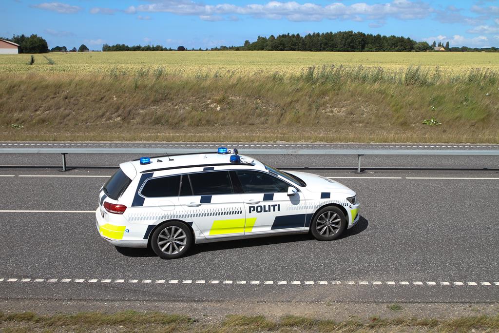 bil væltede om på taget