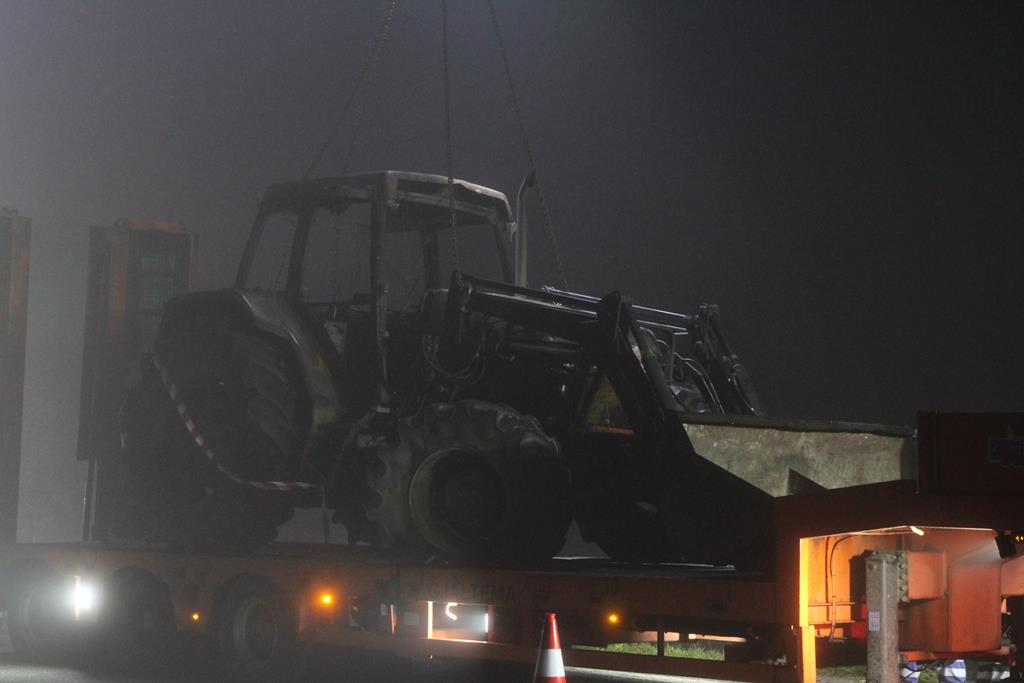 Udbrændt traktor måtte fjernes på blokvogn.