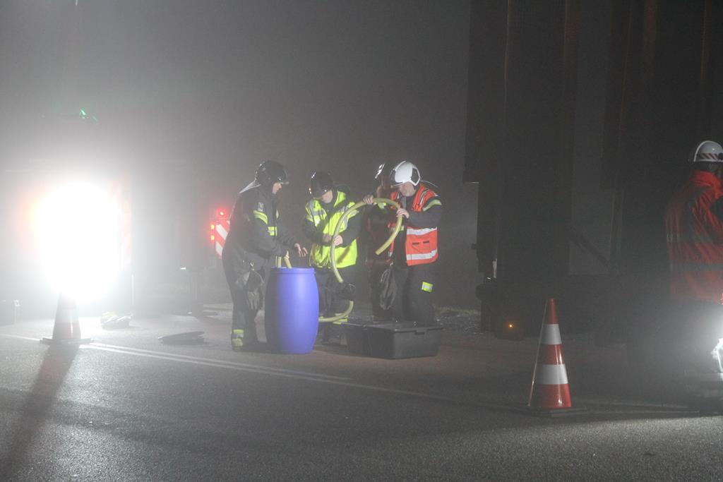 Udbrændt traktor måtte fjernes på blokvogn.