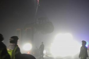 Udbrændt traktor måtte fjernes på blokvogn.