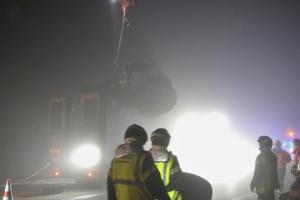 Udbrændt traktor måtte fjernes på blokvogn.